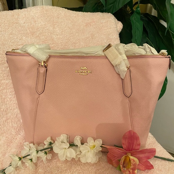 Coach Handbags - Coach Purse/Tote With Zip